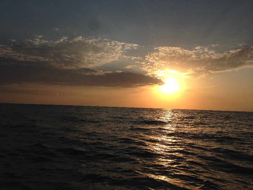 غروب زیبای آفتاب عالمتاب و خورشید جهان افروز در دریای قزوین