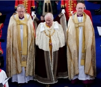 شاه چارلز سوم در میان اسقف ها در کلیسای وست مینستر