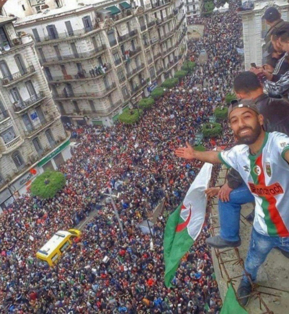 الجزایری ها در خیابان حرف خود را به کرسی نشاندند