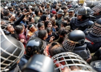 از زمان تصویب قانون جدید شهروندی هند، معترضین، در اغلب موارد اعتراضات صلح آمیز و آرام داشته اند، اما این اعتراضات آرام با زور دولتی مواجه شده است.  عکس توسط عدنان عبیدی – رویتر