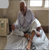 حاکمیت ها خجالت نمی کشند  - استن سوامی در سن 84 سالگی در غل و زنجیر در بیمارستان