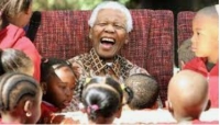 نلسون ماندلا رهبر آزادیخواه افریقای جنوبی در حال خنده