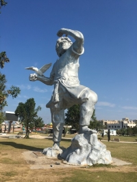 مجسمه یک ملوان در میدان نزدیک به ساحل بوشهر