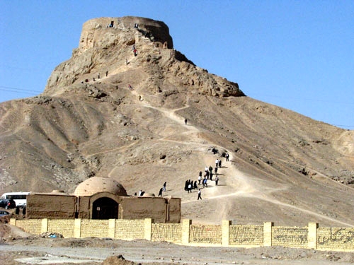 برج خاموشان یزد بر بلندای کوه جهت قرار دادن  اجساد مردگان قوم آریایی در ایران برای بازگشت به طبیعت