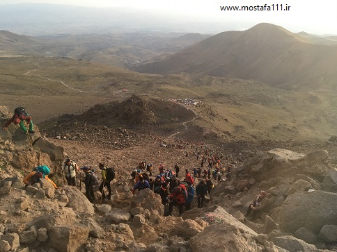 جمعیت در حال صعود بر قله سبلان بعد از پناهگاه